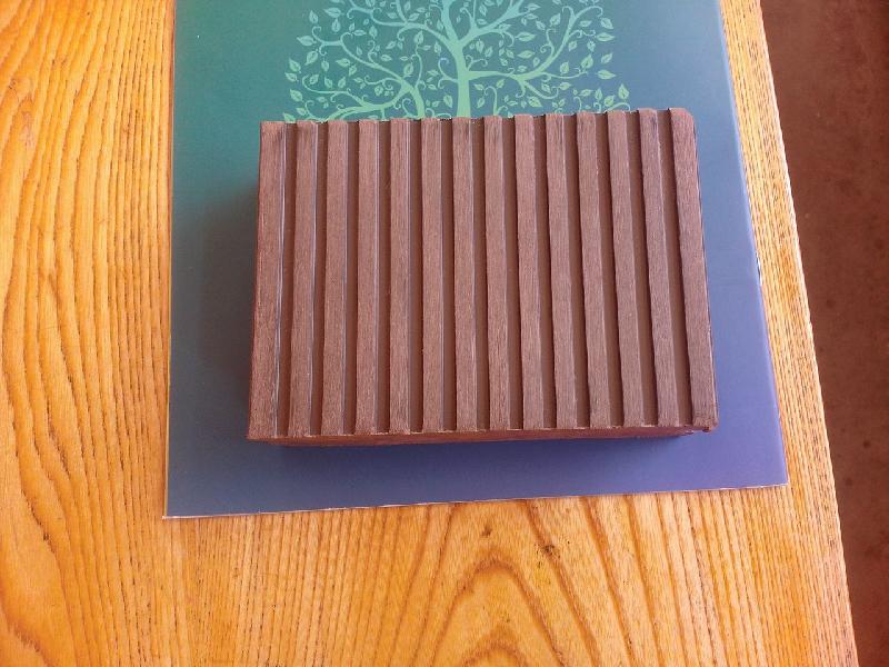 青島李滄木塑地板生產(chǎn)廠家圖片