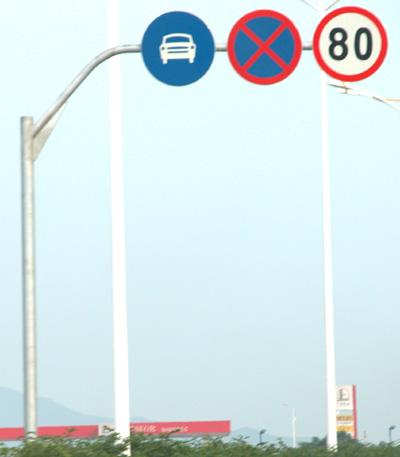 供應(yīng)山東交通標(biāo)志桿廠家，山東交通標(biāo)志桿廠家價(jià)格，山東交通標(biāo)志桿批發(fā)