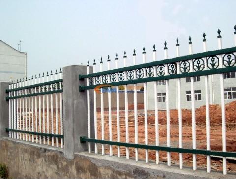 供應(yīng)鋅鋼陽(yáng)臺(tái)護(hù)欄多少錢一米  鋅鋼百葉窗價(jià)格