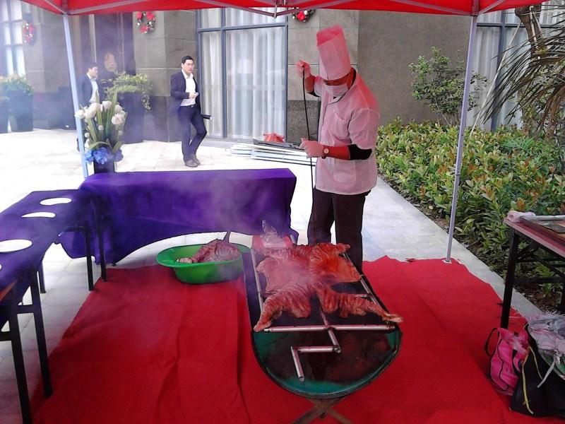 供應(yīng)現(xiàn)場燒全羊