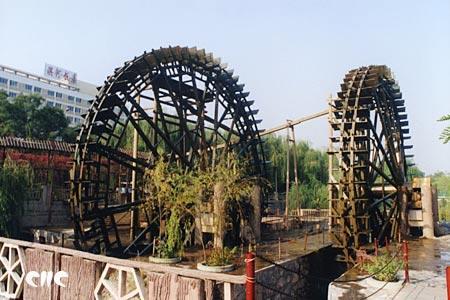 供應江蘇省仿古景觀水車假山噴泉。