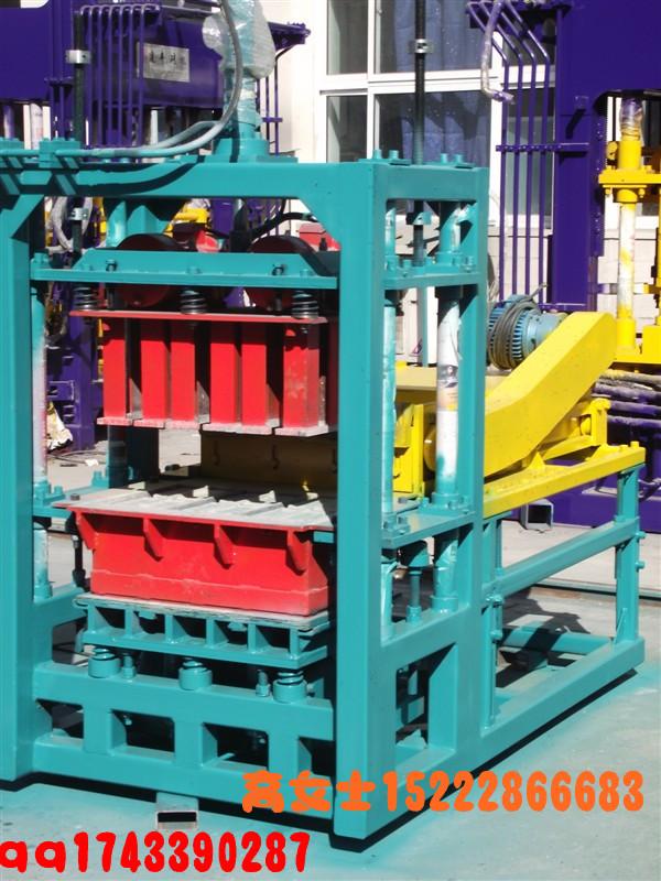 天津建豐小型免燒磚機(jī)水泥空心磚機(jī)圖片