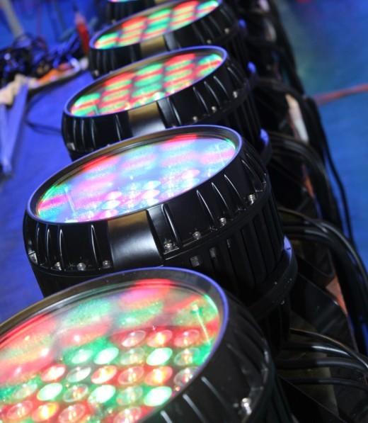 供應(yīng)84*3W戶外防雨三色染色帕燈