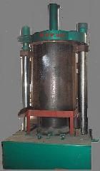 供應(yīng)河南南陽小型菜籽榨油機家用榨油機多錢一臺，全自動胡麻榨油設(shè)備