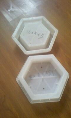 供應(yīng)公路鐵路空心六角護(hù)坡磚塑料模具六邊形護(hù)坡模具