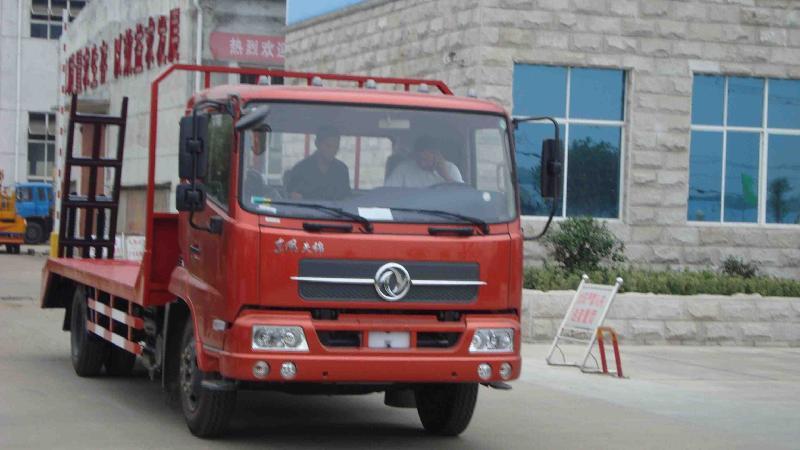 供應(yīng)東風(fēng)單橋15噸挖機(jī)拖車(chē)價(jià)格｜東風(fēng)天錦180馬力平板拖車(chē)廠家價(jià)