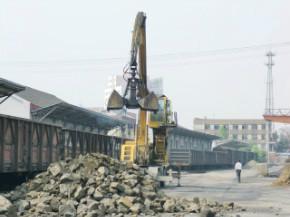 八達(dá)火車卸礦石抓料機(jī)效率最高圖片