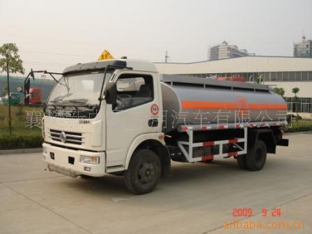 供應(yīng)東風(fēng)多利卡運油車7.4立方小型加油車