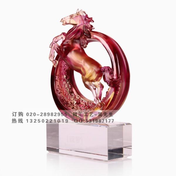 供应广州琉璃工艺品，广州琉璃水晶礼品。圆梦琉璃马礼品，商务礼品摆件