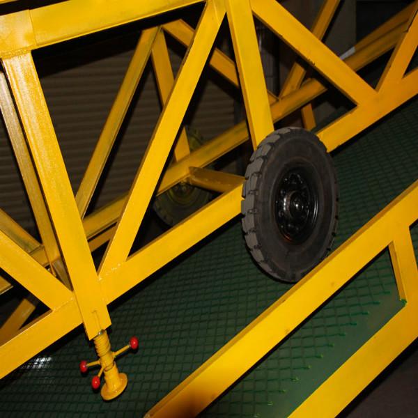 供應(yīng)廣州集裝箱用登車橋廠家批發(fā)價(jià)   佛山三良機(jī)械生產(chǎn)廠家現(xiàn)貨直售
