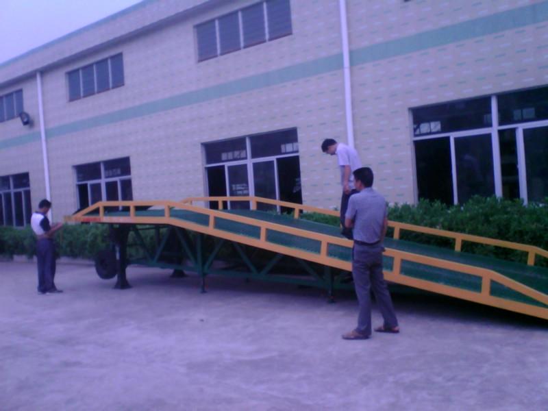 供應(yīng)廣東移動式集裝箱裝貨平臺_集裝箱裝貨平臺公司_三良機械