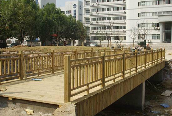 供應貴港專業(yè)承接防腐木地板圍欄工程隊