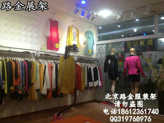 供应高档实木质白色烤漆上墙展示架，服装架，服装上墙挂衣架，带钻货架