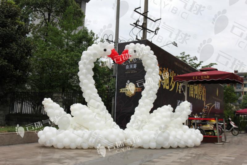 供應(yīng)情侶天鵝/白天鵝/天鵝拱門/開業(yè)裝飾布置/珠寶店裝飾/氣球造型