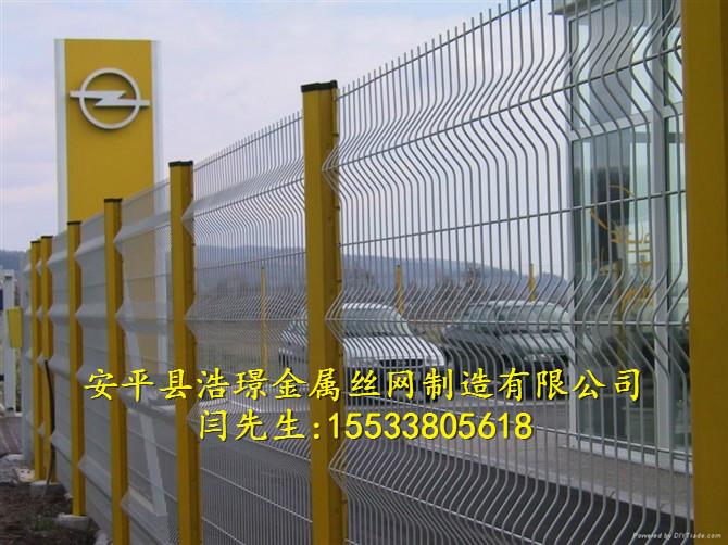 供應雙邊絲三角折彎鐵絲網(wǎng)圍欄價格