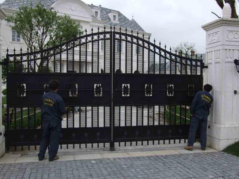 供應(yīng)鐵藝護(hù)欄PVC護(hù)欄桃形護(hù)欄網(wǎng)