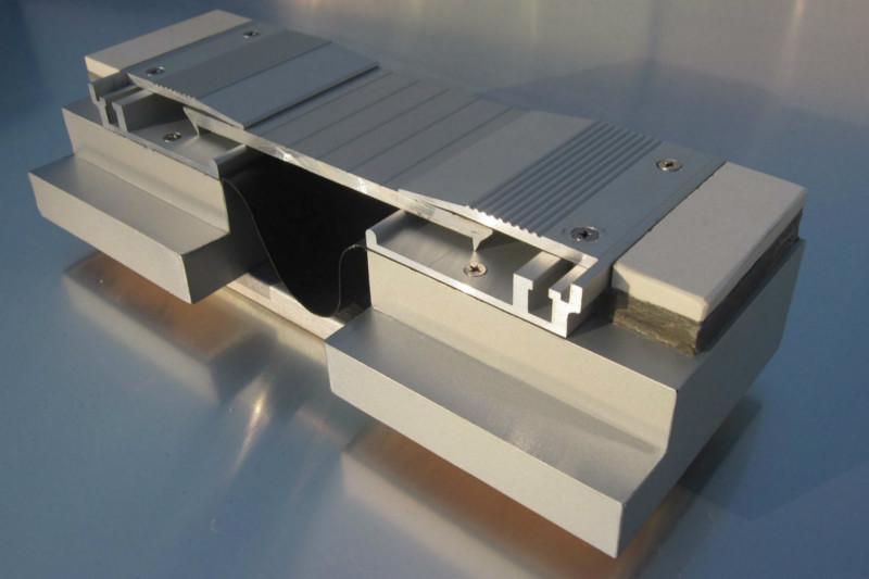 楼地面变形缝金属盖板型图片