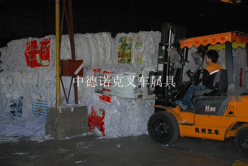 供應(yīng)廢塑料搬運(yùn)夾抱車叉車抱夾廠家供應(yīng)