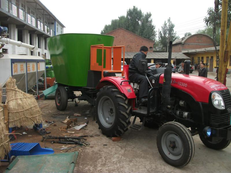供應(yīng)河南牛羊自動(dòng)喂料車，牛羊自動(dòng)喂料車報(bào)價(jià)