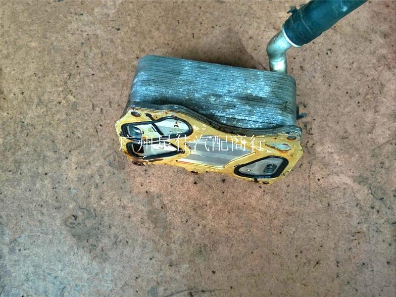 供應(yīng)廣州奔馳221配件276機(jī)油散熱器發(fā)動(dòng)機(jī)散熱原廠拆車件