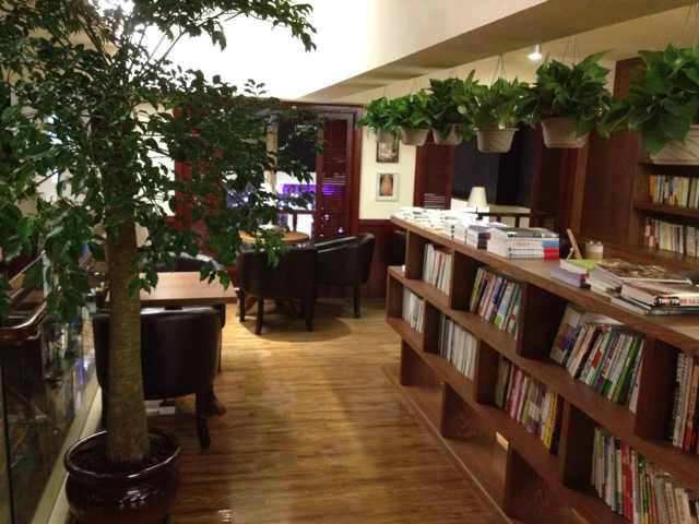 供應(yīng)上海烘培店實(shí)木桌子廠家定制