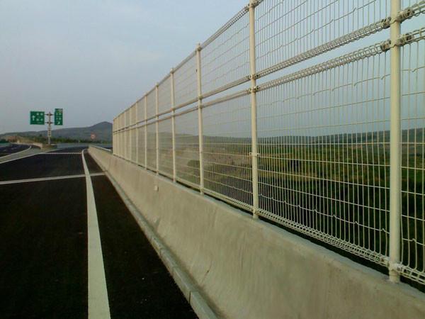 供應(yīng)雙圈護(hù)欄網(wǎng)