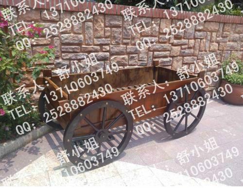廣場(chǎng)實(shí)木花車圖片