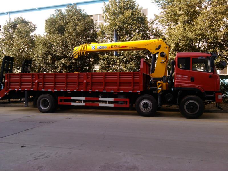 供應(yīng)楚風(fēng)小三軸隨車運(yùn)輸車