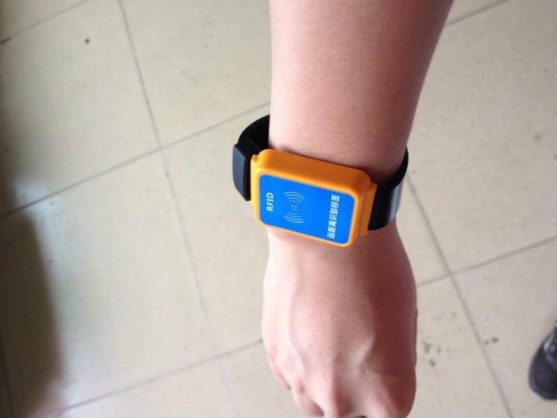 供應(yīng)2.4G防拆卸手腕帶 臺(tái)鼎手腕帶 2.4G手腕標(biāo)簽 2.4G手環(huán)碗帶