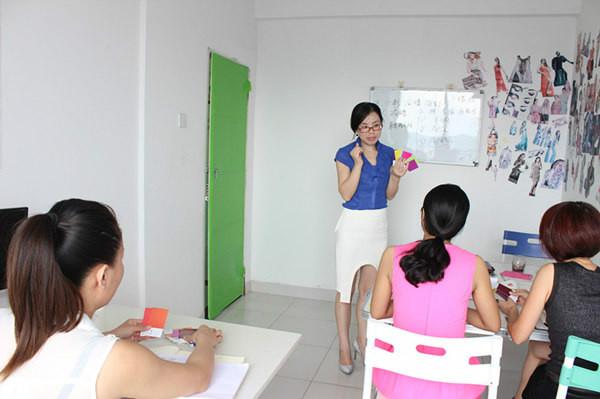 女性美學(xué)基礎(chǔ)素養(yǎng)培訓(xùn)色彩搭配圖片/女性美學(xué)基礎(chǔ)素養(yǎng)培訓(xùn)色彩搭配樣板圖 (4)