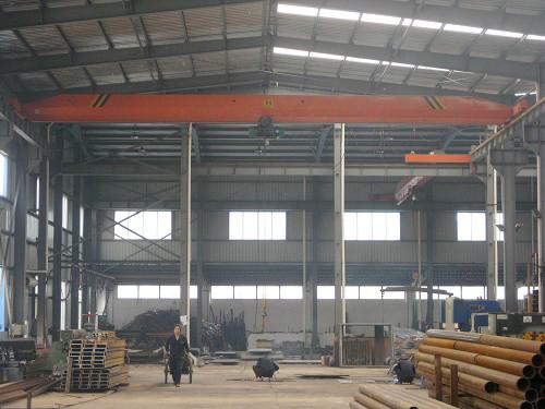 供應(yīng)單梁起重機哪家好，魯新單梁行吊，山東*起重機廠家