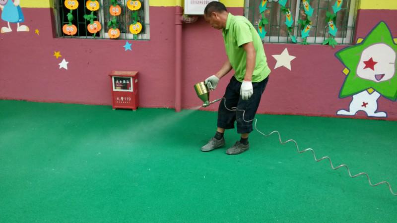 供應(yīng)籃球場施工，硅PU球場工程，塑膠球場翻新施工，欣宇體育多年施工經(jīng)驗，集設(shè)計施工一體的專業(yè)性公司