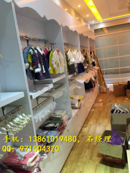 常州哪里定做高档烤漆服装展示柜图片